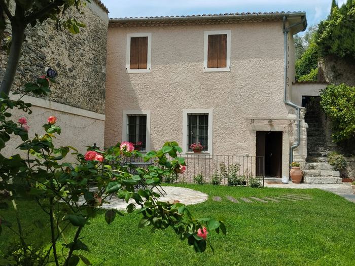 Roses in front of the villa's façade