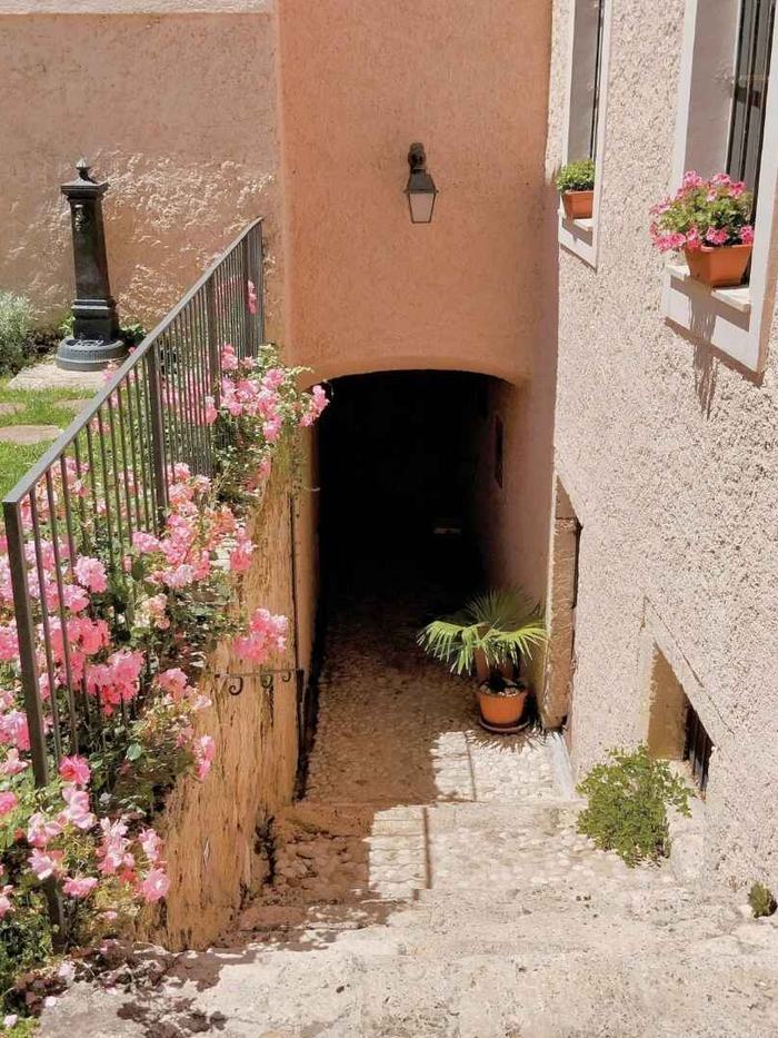 Entrance staircase of the garden