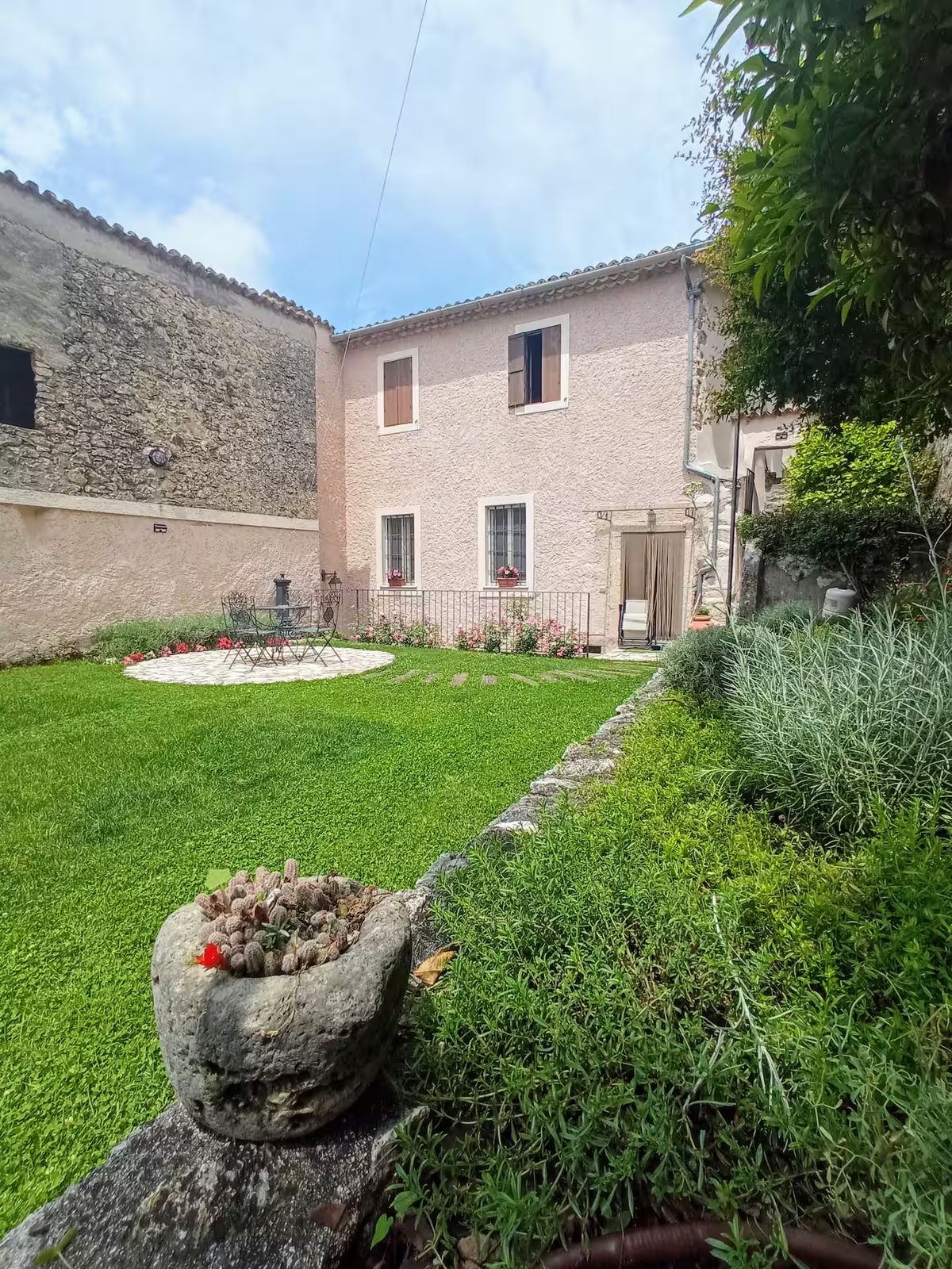 The villa's façade seen from the garden